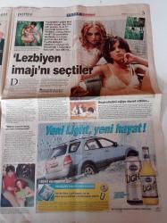 Milliyet Pazar Gazetesi - 25 Ağustos 2002 - Recep Tayyip Erdoğan -Trabzonspor'un Güney Koreli Futbolcusu Lee Eul Yong Fotoğrafı - Rus Pop Grubu Tatu'yu Lezbiyen İmajı Ünlü Yaptı - Gülben Ergen - Yılmaz Erdoğan - Sibel Can