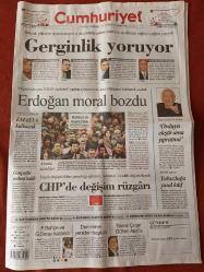 Cumhuriyet Gazetesi 1 Şubat 2010 Gerginlik Yoruyor, Erdoğan Moral Bozdu,CHP'de Değişim Rüzgarı,Vekillerin Suç Karnesi, İlhan Selçuk: Türk Ordusunu Eleştirelim Ama Saldırmayalım, Taç Giymiş Prens Gibiydi, Başka Bir Dünya Mümkün,Gerginlik İş Dünyasını Yordu, Galatasaray'dan Sıcak Takip, Fenerbahçe Yüksek Uçtu, Başkan Koltuğunu Korudu