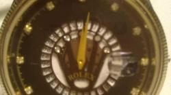 TAKLİT BİR ROLEX DAMGALI KOL SAATİ.ÇOK AMA ÇOK ORİJİNAL.ELDEN GEÇMESİ LAZIM ANCAK ARKASINDAKİ YAZI DA ENTERESAN DAYTONA 1992