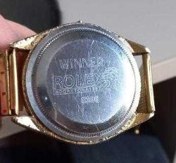 TAKLİT BİR ROLEX DAMGALI KOL SAATİ.ÇOK AMA ÇOK ORİJİNAL.ELDEN GEÇMESİ LAZIM ANCAK ARKASINDAKİ YAZI DA ENTERESAN DAYTONA 1992
