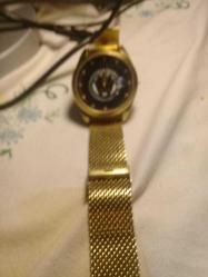 TAKLİT BİR ROLEX DAMGALI KOL SAATİ.ÇOK AMA ÇOK ORİJİNAL.ELDEN GEÇMESİ LAZIM ANCAK ARKASINDAKİ YAZI DA ENTERESAN DAYTONA 1992