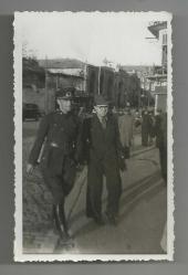 ŞEHİRDE DOLAŞAN BİR SUBAY VE BİR CENTİLMEN FOTOĞRAFI...