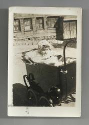 ESKİ TİP BİR BEBEK ARABASI VE SAHİBİ FOTOĞRAF...