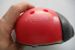 AKBANK PLASTİK KALEMTRAŞLI DEĞİŞİK FORMDA UĞURBÖCEĞİ KUMBARA      DETAY RESİMLERDE VAR BAKINIZ LÜTFEN (YENİ RAF KUTU