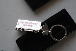 TIR SEKLINDE COK NADIR AK SİGORTA  HAYATA DEVAM TÜRKİYE   SIFIR KUTULU   ANAHTARLIK   ESKİLERDEN ANAHTARLIK SORUNSUZ KOLLEKSİYONLUK (KİTAP RAF KUTU