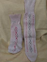 YÜN ÇORAP, EL İŞİ YAPAĞI ÇORAP, KÖK BOYA SÜSLEMELİ.