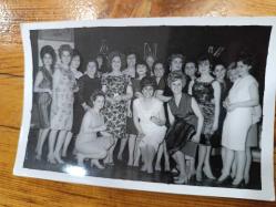 Efemera - 1970'li Yıllar: '' Bir Grup Şık Hanımefendi'' Siyah Beyaz Fotoğraf - 14/8.5 cm. - kitantik - kitaLog