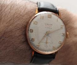 İSVİÇRE ANTİK VIALUX SUPER MARKA KURMALI BAKIMLI MUHTEŞEM ORİJİNAL AÇIK SARI KADRAN SARI AKSAMLAR ALTIN KAPLAMA KOL SAATİ 1K2BBA