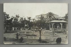 ÇOK ESKİ BİR ADANA FOTOKARTINDA ŞIK İNSANLAR....