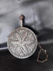 Antika - OSMANLI DÖNEMİ ZEMZEM MATARASI,  HACILARIN HACILIKTAN DÖNERKEN ZEMZEM GETİRDİKLERİ EL EMEĞİ BAKIR DÖVME ANTİKA ZEMZEM MATARASI. - kitantik - kitaLog