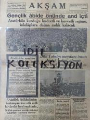Orijinal Akşam Gazetesi - Newspaper - 14 Teşrinisani 1938 - 14 Kasım 1938 - 14 November 1938 - Gençlik abide önünde and içti - Atatürk'ün kurduğu kudretli ve kuvvetli rejime, inkılâplara daima sadık kalacak - Atatürk'ün naaşları Dolmabahçe'de karayoluyla Sarayburnuna getirilecek - Dün Taksim meydanı insan denizi hâlini almıştı - Türkiye'nin talihi - Büyük Önderimizin son saatlerine dair hatıralar - Merasimde yüz kadar ecnebi gazeteci bulunacak - Ankara'daki Fransız kolonisinin Atatürk'e hürmeti - Hatay büyük bir teessür içinde - Atatürk görülmemiş bir başarıcı şefti - Atatürk'ün eseri bütün dünya icin bir haz ve refah mevzuu olabilir - Atatürk ile İsmet 10 nisan 920 de Akköprü ilerisindeki telaki - Kılıç, fikir kalb ve irade adamı - Atatürk - Türk - yunan dostluğu politikasında Atatürk'ün mesai arkadaşı - Atatürk'ün naaşları - Atatürkün eseri son derece saglamdir - Kanzuk Meyva Tuzu reklamı - Osram-D ampulleri - Neokalmina ilaç reklamı - Biogenine ilaç reklamı - Sefalin ilaç reklamı -