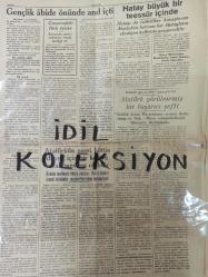Orijinal Akşam Gazetesi - Newspaper - 14 Teşrinisani 1938 - 14 Kasım 1938 - 14 November 1938 - Gençlik abide önünde and içti - Atatürk'ün kurduğu kudretli ve kuvvetli rejime, inkılâplara daima sadık kalacak - Atatürk'ün naaşları Dolmabahçe'de karayoluyla Sarayburnuna getirilecek - Dün Taksim meydanı insan denizi hâlini almıştı - Türkiye'nin talihi - Büyük Önderimizin son saatlerine dair hatıralar - Merasimde yüz kadar ecnebi gazeteci bulunacak - Ankara'daki Fransız kolonisinin Atatürk'e hürmeti - Hatay büyük bir teessür içinde - Atatürk görülmemiş bir başarıcı şefti - Atatürk'ün eseri bütün dünya icin bir haz ve refah mevzuu olabilir - Atatürk ile İsmet 10 nisan 920 de Akköprü ilerisindeki telaki - Kılıç, fikir kalb ve irade adamı - Atatürk - Türk - yunan dostluğu politikasında Atatürk'ün mesai arkadaşı - Atatürk'ün naaşları - Atatürkün eseri son derece saglamdir - Kanzuk Meyva Tuzu reklamı - Osram-D ampulleri - Neokalmina ilaç reklamı - Biogenine ilaç reklamı - Sefalin ilaç reklamı -