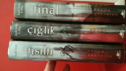 HUSH HUSH 1- FISILTI 2-ÇIĞLIK 4-FİNAL ÜÇ KİTAP TAKIM (CİLTLİ-ŞÖMİZLİ)
