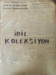 Orijinal Ulus Gazetesi - Newspaper - 22 Sonteşrin 1938 - 22 Kasım 1938 - 22 November 1938 - Büyük Türk milletine İsmet İnönü'nün beyannamesi - Eşsiz Kahraman Atatürk vatan sana Minnettardır - Milli cenaze alayı büyük ölü dün büyük törenle 80 askerin çektiği top arabası üzerinde bütün bir milletin göz yaşları arasında Etnografya müzesine götürüldü - Kemal Zeki Gencosman - Budapeşte Atatürk için yas tutuyor - Ebedî Atatürk - Fahri Ecevit - Samih Tiryakioğlu - Ekselans Metaksas'ın Atatürk için büyük teessürü - Ebedî şef ebediyete giderken - İsmet İnönü - Celâl Bayar - Abdülhalik Renda - İngiliz Mareşalı Bird Wood - General Meteksas - Büyük ölü dün büyük törenle Etnografya müzesine götürüldü - İngiliz mareşalının asil bir jesti - Sabahattin Sönmez - Resmi İlanlar -
