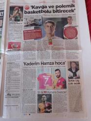 Cumhuriyet Gazetesi - 25 Eylül 2015 - Darüşşafaka'nın Koçu Oktay Mahmuti Kavga Ve Polemik Basketbolu Bitirecek - Van Persie - Diyarbakır'dan Bayramlaşma Manzaraları - Esed Yine Esad Mı Oluyor - Hac'da Facia 753 Ölü -  Bergüzar Korel - Mehmet Ali Alabora