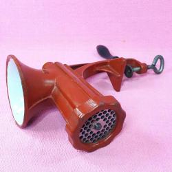 VINTAGE KIRMIZI RENKLİ DEMİRDÖKÜM No: 10 MANUEL ET KIYMA MAKİNESİ MADE IN ROMANIA