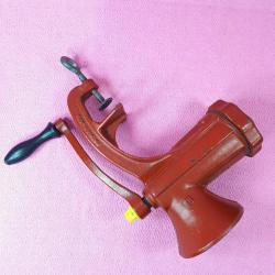 VINTAGE KIRMIZI RENKLİ DEMİRDÖKÜM No: 10 MANUEL ET KIYMA MAKİNESİ MADE IN ROMANIA