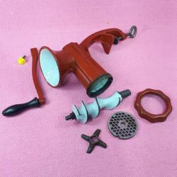 VINTAGE KIRMIZI RENKLİ DEMİRDÖKÜM No: 10 MANUEL ET KIYMA MAKİNESİ MADE IN ROMANIA