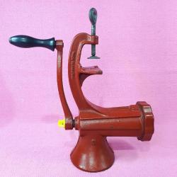 VINTAGE KIRMIZI RENKLİ DEMİRDÖKÜM No: 10 MANUEL ET KIYMA MAKİNESİ MADE IN ROMANIA