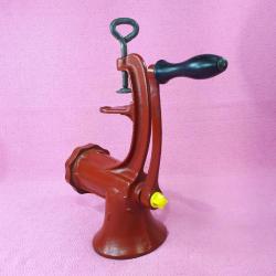 VINTAGE KIRMIZI RENKLİ DEMİRDÖKÜM No: 10 MANUEL ET KIYMA MAKİNESİ MADE IN ROMANIA