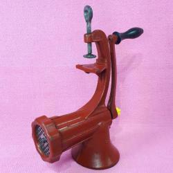 VINTAGE KIRMIZI RENKLİ DEMİRDÖKÜM No: 10 MANUEL ET KIYMA MAKİNESİ MADE IN ROMANIA