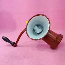 VINTAGE KIRMIZI RENKLİ DEMİRDÖKÜM No: 10 MANUEL ET KIYMA MAKİNESİ MADE IN ROMANIA