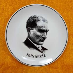 GÜRAL PORSELEN ATATÜRK İZİNDEYİZ SİYAH BEYAZ RESİMLİ PORSELEN TABAK