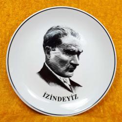 GÜRAL PORSELEN ATATÜRK İZİNDEYİZ SİYAH BEYAZ RESİMLİ PORSELEN TABAK