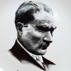 GÜRAL PORSELEN ATATÜRK İZİNDEYİZ SİYAH BEYAZ RESİMLİ PORSELEN TABAK
