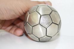 FUTBOL TOPU SEKLİNDE MASA ÇAKMAGI SORUNSUZ TERTEMIZ        DETAYLAR RESIMLERDE    (YENİ RAF