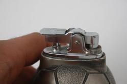 FUTBOL TOPU SEKLİNDE MASA ÇAKMAGI SORUNSUZ TERTEMIZ        DETAYLAR RESIMLERDE    (YENİ RAF