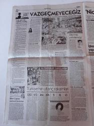 Cumhuriyet Gazetesi - 25 Eylül 2016 - Galatasaray'lı Taraftarlar Beşiktaş Maçına Dursun Özbek'le Birlikte Geldi - Cumartesi Annelerinin 600. Çığlığı - Laiklik Bildirisine Polis Dayağı - Ressam Elif Uras'ın Sergisi Açıldı - Türkiye'nin Çöp Krizi- 2 Milyon Halepli Susuz - Musa Anter