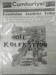 Tıpkı Basım - Cumhuriyet Gazetesi - Newspaper - 20 İkinciteşrin 1938 - 20 Kasım 1938 - 20 November 1938 - İstanbul'un Atatürke Vedası - Atatürkden ayrılış - Bütün şehir büyük ölünün geçeceği yolları dökülmüştü; Ebedi şef yüz binlerce hıçkırık sesi ve bir gözyaşı seli içinde bizi yetim bırakarak artık hiç dönmeyeceği, seyahatine çıktı -