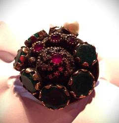 GÜMÜŞ ÜZERİNE OTANTİK TASARIMLI, ZÜMRÜT, YAKUT, İNCİ VE MARQUESIT TAŞLI YÜZÜK