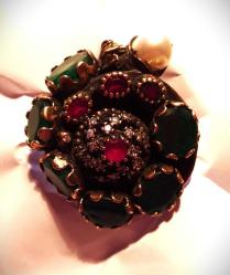 GÜMÜŞ ÜZERİNE OTANTİK TASARIMLI, ZÜMRÜT, YAKUT, İNCİ VE MARQUESIT TAŞLI YÜZÜK