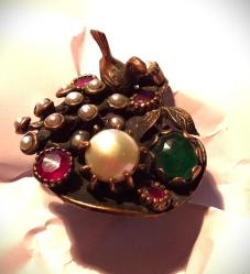 GÜMÜŞ ÜZERİNE OTANTİK TASARIMLI, ZÜMRÜT, YAKUT, İNCİ TAŞLI KUŞ MOTİFLİ YÜZÜK