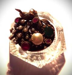 GÜMÜŞ ÜZERİNE OTANTİK TASARIMLI, ZÜMRÜT, YAKUT, İNCİ TAŞLI KUŞ MOTİFLİ YÜZÜK