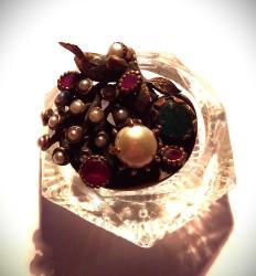 GÜMÜŞ ÜZERİNE OTANTİK TASARIMLI, ZÜMRÜT, YAKUT, İNCİ TAŞLI KUŞ MOTİFLİ YÜZÜK