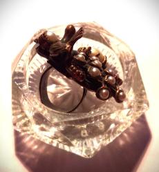 GÜMÜŞ ÜZERİNE OTANTİK TASARIMLI, ZÜMRÜT, YAKUT, İNCİ TAŞLI KUŞ MOTİFLİ YÜZÜK