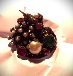 GÜMÜŞ ÜZERİNE OTANTİK TASARIMLI, ZÜMRÜT, YAKUT, İNCİ TAŞLI KUŞ MOTİFLİ YÜZÜK