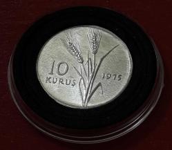 1975 FAO SABAN KILIÇTAN ÜSTÜNDÜR 10 KURUŞ HATIRA PARA KAPSÜL İÇİNDE ÇİL