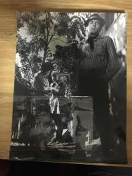 YEŞİLÇAM'IN EFSANESİ FİLİZ AKIN'IN ORİJİNAL BÜYÜK BOY FOTOĞRAFI - 24 x 18 cm EBADINDA - 1960'LARDAN BİR YEŞİLÇAM FİLMİ SAHNESİ... ÖZEL ARŞİV