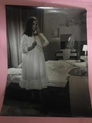 YEŞİLÇAM OYUNCUSU ESEN PÜSKÜLLÜ'NĞN ORİJİNAL BÜYÜK BOY FOTOĞRAFI - 24 x 18 cm EBADINDA - ''YALAN YILLAR (ACAR FİLM)'' ADLI YEŞİLÇAM FİLMİ SAHNESİNDE ESEN PÜSKÜLLÜ TELEFONLA KONUŞURKEN ÇEKİLMİŞ BİR KARE... ÖZEL ARŞİV