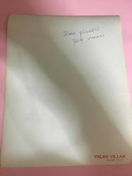 YEŞİLÇAM OYUNCUSU ESEN PÜSKÜLLÜ'NĞN ORİJİNAL BÜYÜK BOY FOTOĞRAFI - 24 x 18 cm EBADINDA - ''YALAN YILLAR (ACAR FİLM)'' ADLI YEŞİLÇAM FİLMİ SAHNESİNDE ESEN PÜSKÜLLÜ TELEFONLA KONUŞURKEN ÇEKİLMİŞ BİR KARE... ÖZEL ARŞİV