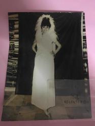 Efemera - YEŞİLÇAM OYUNCUSU MİNE MUTLU'NUN ORİJİNAL BÜYÜK BOY FOTOĞRAFI - 24 x 18 cm EBADINDA - MİNE MUTLU BEYAZ ELBİSESİYLE AYAKTA POZ VERİRKEN ÇEKİLMİŞ BİR KARE. 1960'LAR - kitantik - kitaLog