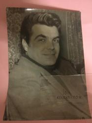 YEŞİLÇAM OYUNCUSU MURAT SOYDAN'IN ORİJİNAL BÜYÜK BOY FOTOĞRAFI - 24 x 18 cm EBADINDA - MURAT SOYDAN KOLTUKTA POZ VERİRKEN  YAKINDAN ÇEKİLMİŞ BİR KARE... ÖZEL ARŞİV