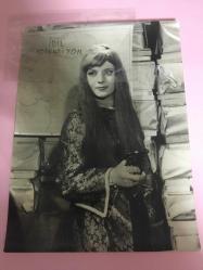 YEŞİLÇAM OYUNCUSU FİGEN HAN'IN ORİJİNAL BÜYÜK BOY FOTOĞRAFI - 24 x 18 cm EBADINDA - FİGEN HAN BİR FİLM SAHNESİNDE ELİNDE TABANCA TUTARKEN ÇEKİLMİŞ BİR KARE... ÖZEL ARŞİV