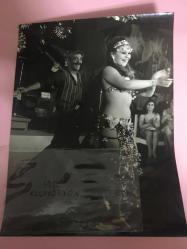 YEŞİLÇAM OYUNCUSU GÜLGÜN ERDEM'İN ORİJİNAL BÜYÜK BOY FOTOĞRAFI - 24 x 18 cm EBADINDA - ''DEMİR PENÇE, CASUSLAR SAVAŞI'' ADLI FİLMDE GÜLGÜN ERDEMÎN DANSÖZ OLDUĞU SAHNEDE DANYAL TOPATAN AYNI KAREDEYKEN ÇEKİLMİŞ BİR KARE... ÖZEL ARŞİV