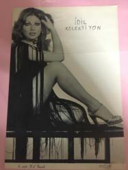 NİL BURAK'IN ORİJİNAL BÜYÜK BOY FOTOĞRAFI - 23 x 16 cm EBADINDA - NİL BURAK OTURARAK POZ VERİRKEN ÇEKİLMİŞ BİR KARE... ÖZEL ARŞİV