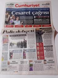 Cumhuriyet Gazetesi - 21 Haziran 2012 - Hakem Cüneyt Çakır Adım Adım Finale - Fenerbahçe Dirk Kuyt'a Kavuştu - Johnny Depp Artık Özgür - Şili'de Jennifer Lopez Şov - İlhan Selçuk Anıldı - Türkiye Şehitlerini Uğurladı - Diyanet Rekora Koşuyor - Faulkner - Darbe Bahane Gezi Şahane